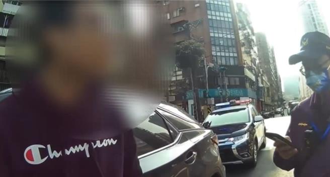 警方盘查阙姓通缉犯。（汐止警分局提供）