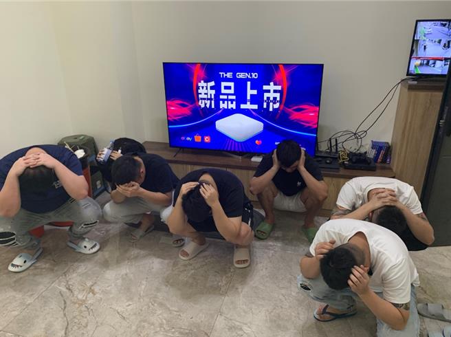 警方强势攻坚，集团成员抱头乖乖就范。（翻摄照片／洪靖宜高雄传真）
