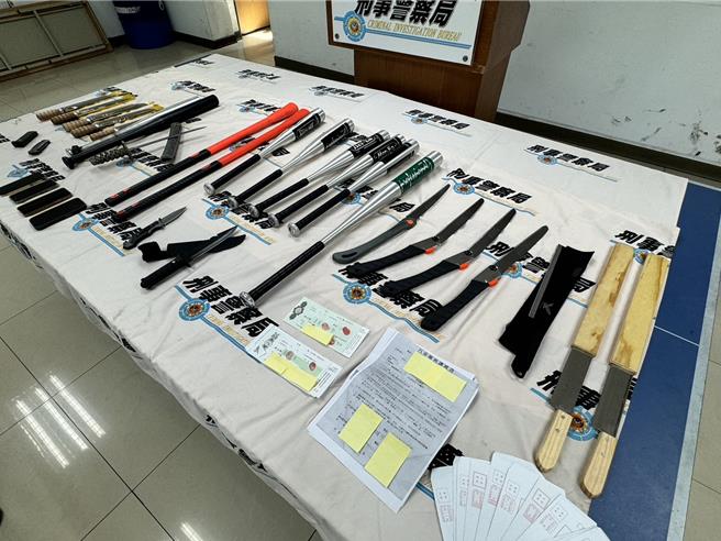 警方查扣电棍棒10支、长刀14支、弹簧刀1支、武士刀1支等物。（洪靖宜摄）