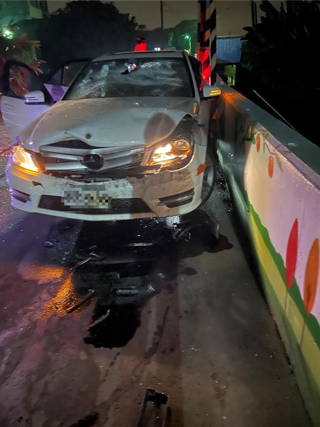 被害人车辆遭砸。（翻摄照片／洪靖宜高雄传真）