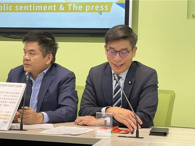 工程會昨透露數位身分證調解後金額將在2.8億上下，費用全民埋單。民進黨立委鍾佳濱表示，既然廠商訂有合約，一切按採購法程序進行。（蔡雯如攝）