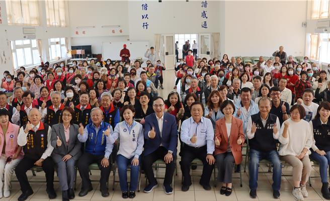 國民黨不分區立委王育敏5日正式接任國民黨嘉義縣黨部主委，黨部舉辦布達典禮。（呂妍庭攝）