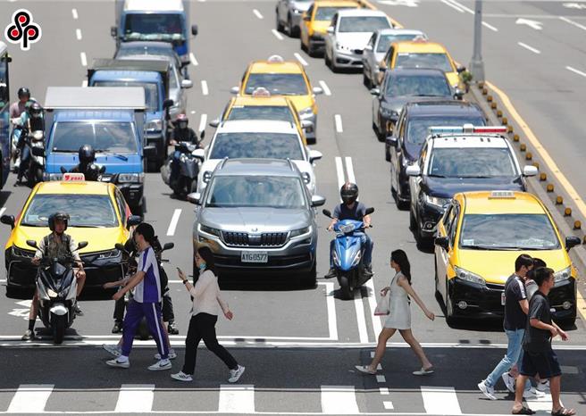 交通違規記點新制去年上路，1年內12點將吊扣駕照2個月，引起職業駕駛人反彈，行政院會今（7）日修正相關條例，1200元以下罰鍰的微罪不記點、不能檢舉，逕行舉發（科技執法、民眾檢舉）也不記點。（示意圖／本報資料照片）