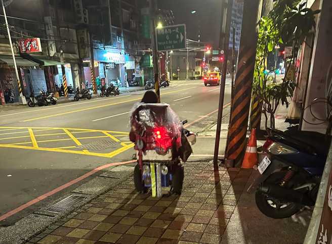 有串烧店老板分享，凌晨3点半一名脑麻儿外送员还在跑外送赚钱。(翻摄自Uber Eats 全台司机送餐交流分享区FB)