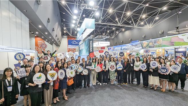 「2024年亚太教育者年会」3月4日至8日于澳洲伯斯登场，我国由财团法人高等教育国际合作基金会（以下简称高教基金会）统筹，台湾师范大学校长、高教基金会董事长吴正己率领28所大学及中研院共64位代表参展。（主办单位提供）