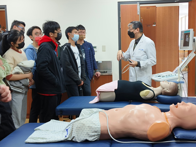 大學生參訪台中榮總，見證科技輔助醫生工作的場景。（台中榮總提供）