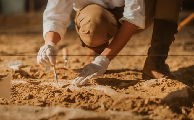 大陆「里耶古城遗址」出土战国至秦朝的竹简，其中还有最早的户口名簿，清楚记录户主姓名、爵位及家庭状况。(示意图:shutterstock/达志)