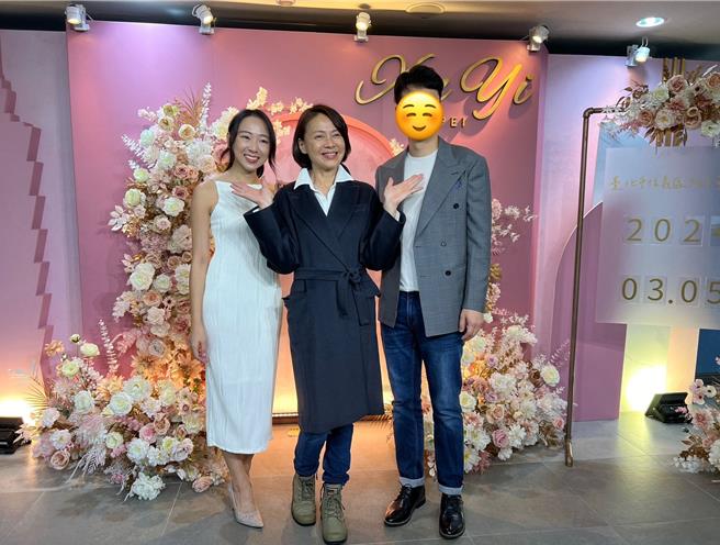 柯淑勤为女儿杜蕾结婚担任见证人。（海纳百川提供）