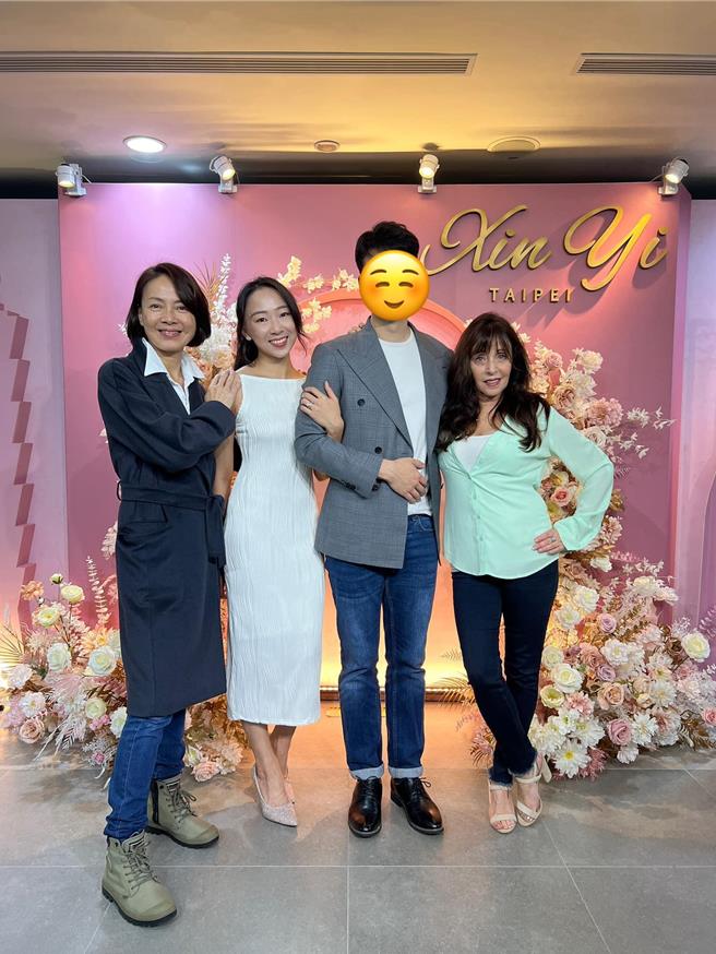 杜蕾登记结婚，妈妈柯淑勤与编剧好友Amy担任见证人。（海纳百川提供）