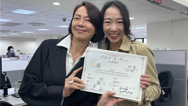 柯淑勤为女儿杜蕾结婚担任见证人。（海纳百川提供）