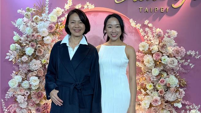 柯淑勤为女儿杜蕾结婚担任见证人。（海纳百川提供）