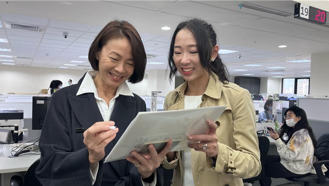 柯淑勤为女儿杜蕾结婚担任见证人。（海纳百川提供）