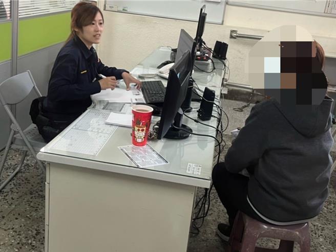 南門派出所值班警員郭懿慧機警攔阻民眾遭詐騙。（台南市警方提供／寶智華台南傳真）