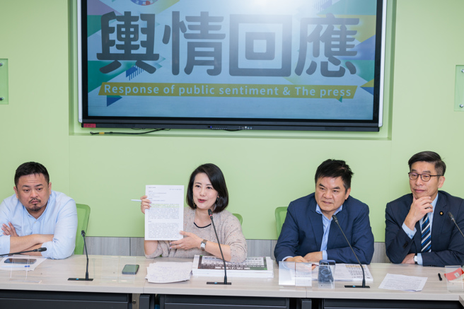 民進黨立院黨團5日召開輿情回應記者會，有關黃國昌想設立調閱小組遭阻，批評吳思瑤法學常識不及格。立委吳思瑤（左二）拿出大法官釋字第729號回應，表示「檢察機關代表國家進行犯罪偵查跟追訴，基於權力分立與制衡原則，且為保障檢察機關獨立行使職權，對於偵查中案件，立法院自不得向其調閱相關卷證」。吳認為，偵查中案件，立法院自不得擴張自己權力，來組成他們想要的調閱小組。（郭吉銓攝）