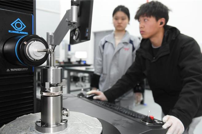 大陆科学技术部部长阴和俊受访时表示，鼓励有条件的单位把一半以上的基础科研费投到35岁以下的年轻人身上。（摘自新华社）