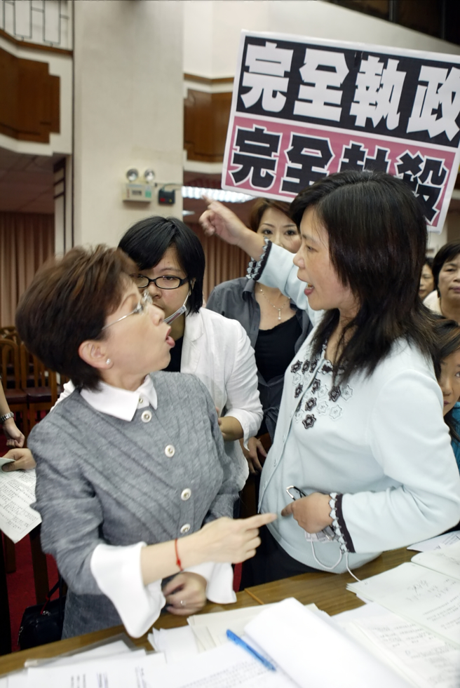 管碧玲（右）曾与洪秀柱（左）发生争吵肢体衝突。（中时资料照，王远茂摄）