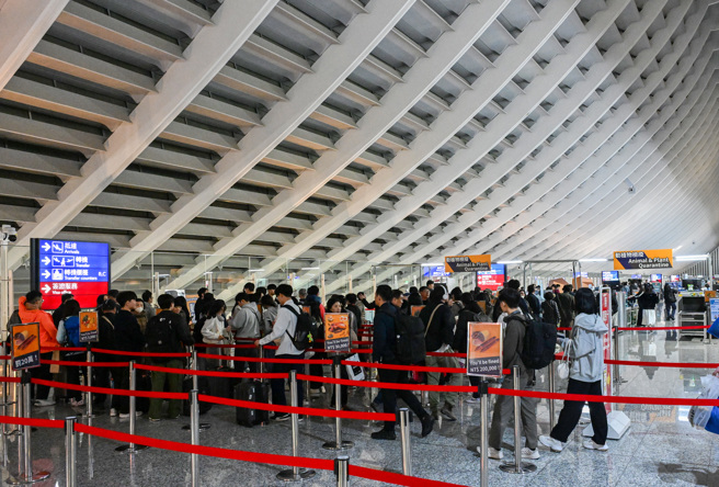 桃機南跑道3日起歲修導致航班大延誤，圖為4日凌晨2時入境旅客排隊隨身行李檢查。（資料照，陳麒全攝）