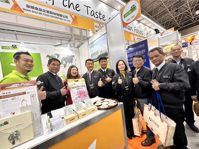 苗栗县长锺东锦不忘推展农产品。（苗栗县政府提供／李京升苗栗传真）