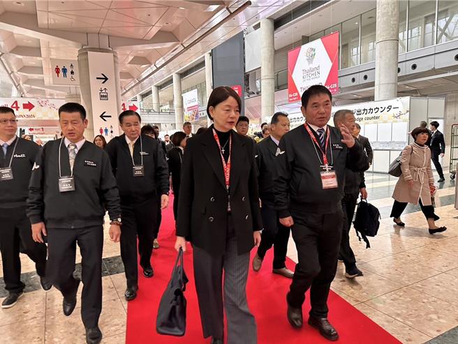 农业部主任秘书范美玲与县长锺东锦一行进入会场。（苗栗县政府提供／李京升苗栗传真）
