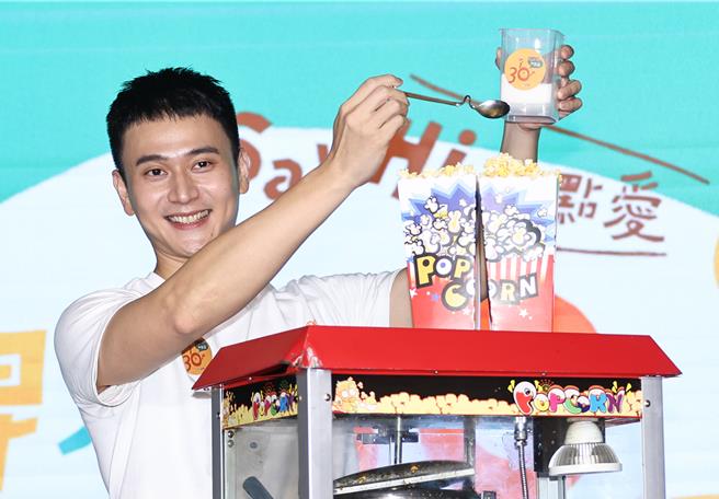 劉冠廷在現場爆爆米花。（羅永銘攝）