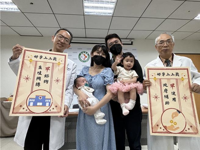 慶祝三八婦女節，茂盛醫院5日特別為在該院接受試管療程連續2年生下試管寶寶的邱小姐切蛋糕歡慶，夫妻倆帶著1歲大女兒和2個月大的小兒子出席。（馮惠宜攝）