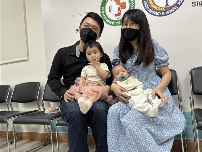 慶祝三八婦女節，茂盛醫院5日特別為在該院接受試管療程連續2年生下試管寶寶的邱小姐切蛋糕歡慶，夫妻倆帶著1歲大女兒和2個月大的小兒子出席。（馮惠宜攝）