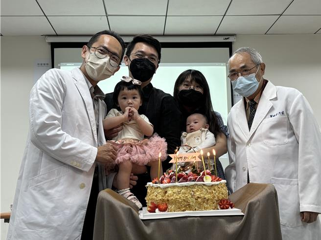 慶祝三八婦女節，茂盛醫院5日特別為在該院接受試管療程連續2年生下試管寶寶的邱小姐切蛋糕歡慶，夫妻倆帶著1歲大女兒和2個月大的小兒子出席。（馮惠宜攝）