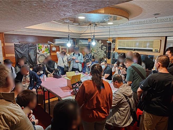 警方破门进屋，发现该赌场包含负责人、员工及31名赌客。（翻摄照片／洪靖宜高雄传真）