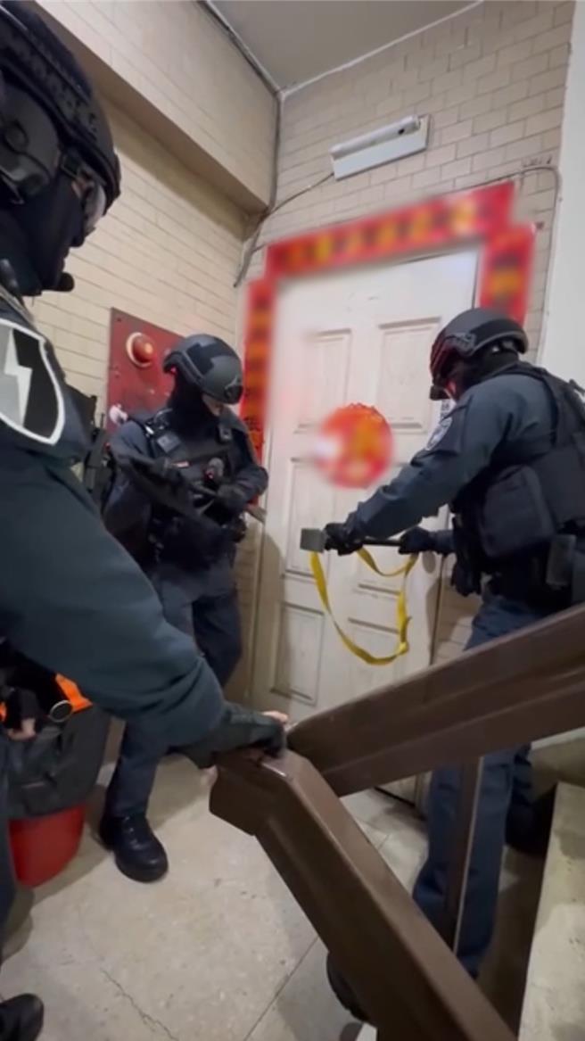 特勤警强势破门。（翻摄照片／洪靖宜高雄传真）