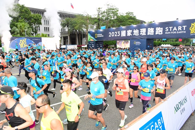 2024国家地理路跑报名到3月7日截止，去年起跑点盛况令人印象深刻。（华特迪士尼公司提供）