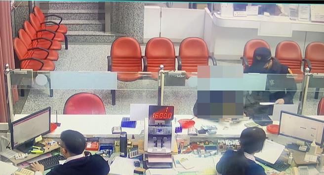 驻守台银头份分行的保七总队1大队2分队员警，二度阻止李某被骗。（读者提供／谢明俊苗栗传真）