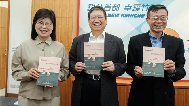 县府秘书长李安妤（左至右）、县长杨文科及文化局长章宗耀，5日正式公布文化局出版首本「文化政策白皮书」。（罗浚滨摄）