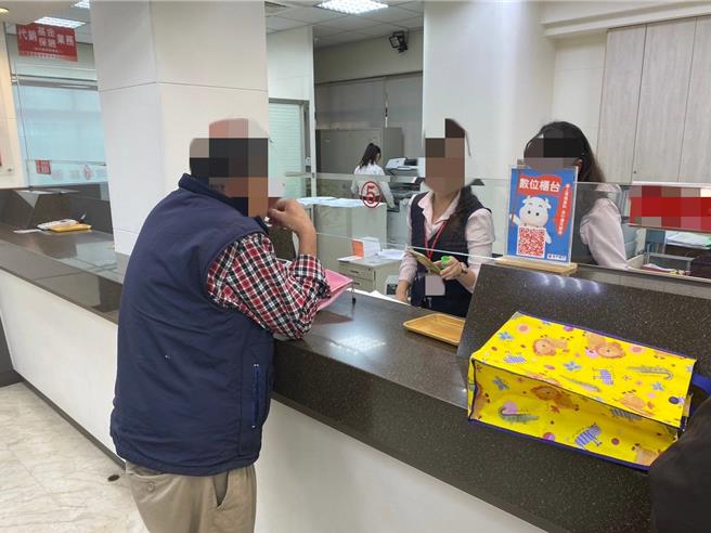 7旬吕姓男子日前接获亲友诈骗电话，直奔附近银行急匯款6万2千元，幸经行员关心及警方劝导保住血汗钱。（乌日警分局提供／冯惠宜台中传真）