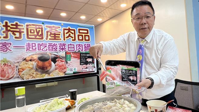国民党台南市议员蔡育辉5日召开「挺台糖等国产猪肉」记者会，他购买台糖和善化肉品市场等国产猪肉，大啖现煮的酸菜白肉锅，以行动力挺国产猪肉。（张毓翎摄）