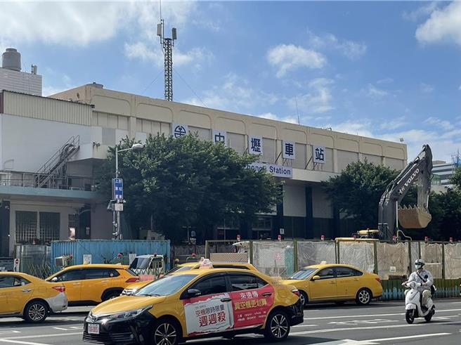 摆脱「最丑车站」封号 ，台铁中坜站今年9月拆除。(本报资料照片)