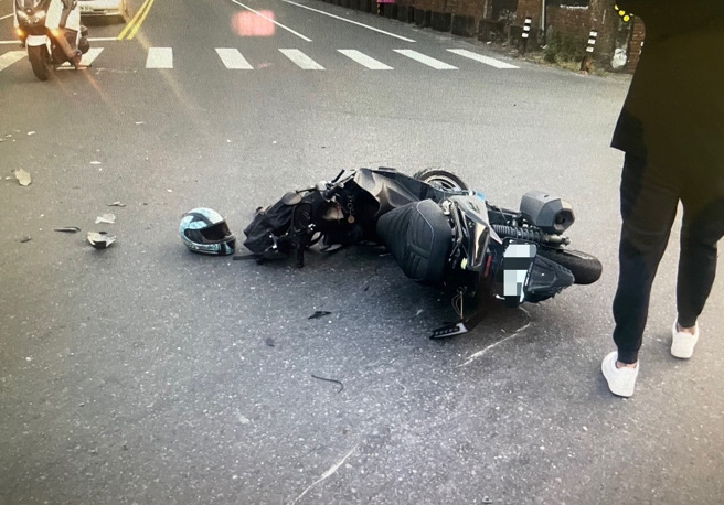 超惊悚！轿车「逆闯红灯」，骑士遭撞「腾空转体2圈」重摔。(叶庭欣/翻摄)