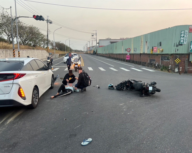 超惊悚！轿车「逆闯红灯」，骑士遭撞「腾空转体2圈」重摔。(叶庭欣/翻摄)