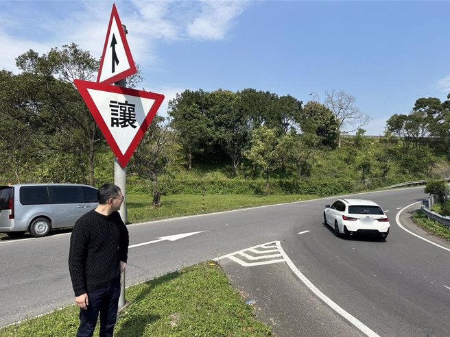 汐止新台五路北上国道3号交流道设计不良，右转道与左转道会车处穿越虚线画设过短，导致从新台五路右转入匝道的车辆跨越虚线时，「疏忽」漏打左转灯号。（高钧麟摄）