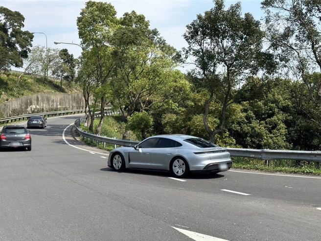 因穿越虚线画设的距离右转车道过近，先天设计不良，导致驾驶疏忽漏打左转方向灯号。（高钧麟摄）