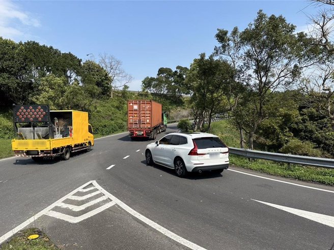 经由现场直击，右侧车道车辆均有过半数驾驶未打灯号。（高钧麟摄）