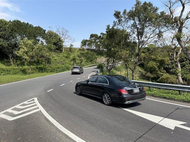 右侧车道车辆均有过半数驾驶未打灯号。（高钧麟摄）