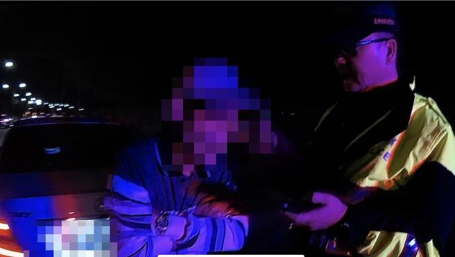 台南市學甲警分局日前執行取締酒駕路檢勤務，意外查獲一名55歲的莊姓毒品通緝犯（左）。（讀者提供／張毓翎台南傳真）★《中時新聞網》關心您：保護自己、遠離毒品！