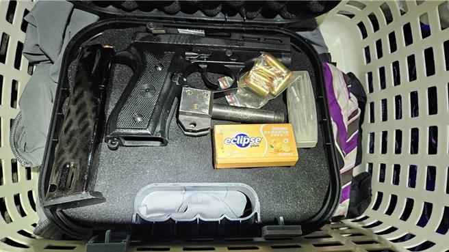 警方搜查車內時在後座的洗衣籃內，發現1把非制式手槍、子彈及改造工具。（讀者提供／張毓翎台南傳真）