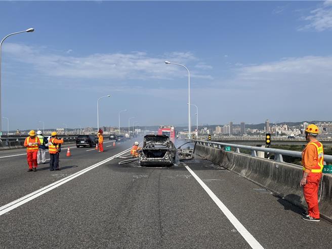 国道五杨高北上52.1公里处今天下午2时许发生火烧车意外，当时陈姓驾驶将车辆停靠路肩报案，车辆随即起火燃烧，所幸并未有人员受伤。桃园市消防局获报赶往现场，迅速将火势扑灭，详细起火原因仍需调查。（翻摄照片）