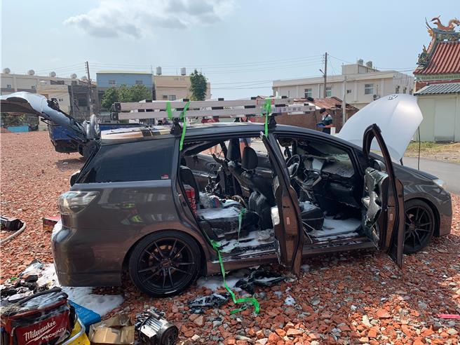 彰化县鹿港镇5日下午发生火烧车事件，1辆停放在空地的休旅车起火燃烧，虽火势迅速被扑灭，但整辆车已被烧毁。（民眾提供／孙英哲彰化传真）