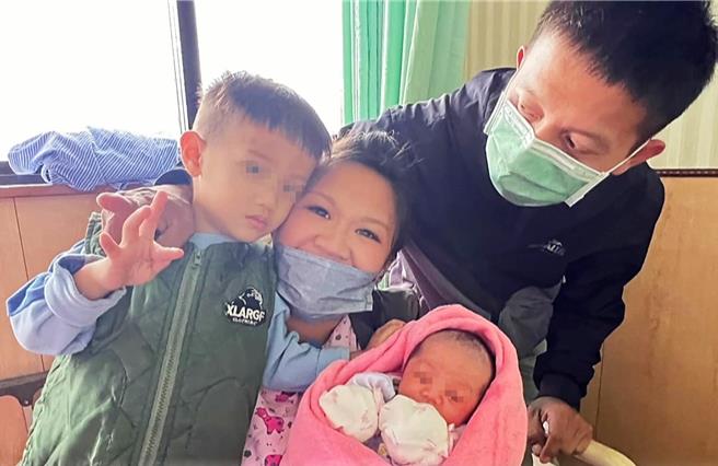 台东许姓孕妇鬼门关前走一回，昨凌晨产下女婴。（台东县消防局提供／萧嘉蕙台东传真）