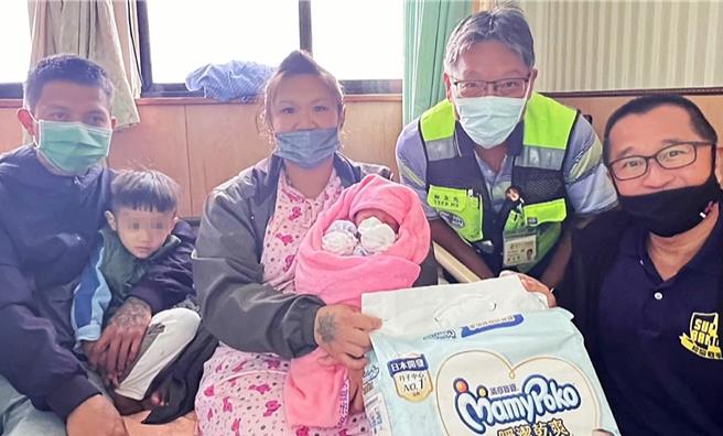 台东许姓孕妇（左二）及义消丈夫（左一）昨喜获千金，洽与台东马偕医院医师郑宏熙（右二）同日生。（台东县消防局提供／萧嘉蕙台东传真）