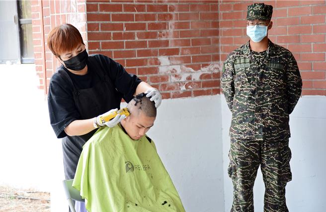 恢復一年期义务役徵集，海军首梯役男5日上午入营接受入伍训练，并在理髮师协助下将头理光。（林和生摄）