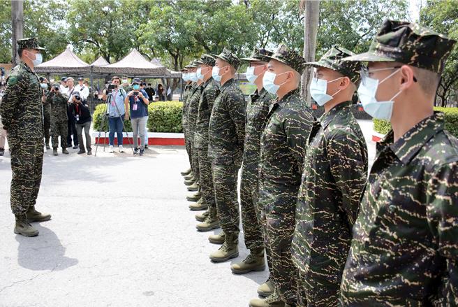 恢復一年期义务役徵集，海军首梯役男5日上午入营接受入伍训练。（林和生摄）