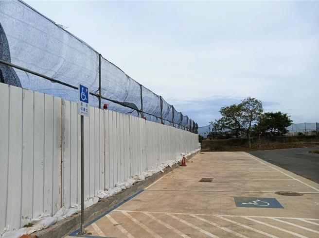 桃園航空城工區圍籬加高設置防塵網。（航空城工程處提供／蔡明亘桃園傳真）